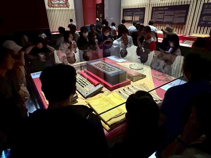 故宮北院近期特展「龍藏經：皇權．信仰．藝術的盛世交響」湧入大批人潮參觀，而在故宮南院，「龍藏經」則是常設展出，也吸引許多慕名遊客觀看。（故宮南院提供）中央社記者黃國芳傳真　115年7月28日