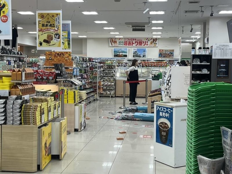 日本熊本縣28日下午4時27分左右發生規模7.1強震，最大震度7，超市的物品散落一地，也有不少超市提早打烊清理。（讀者提供）中央社記者戴雅真東京傳真　115年7月28日