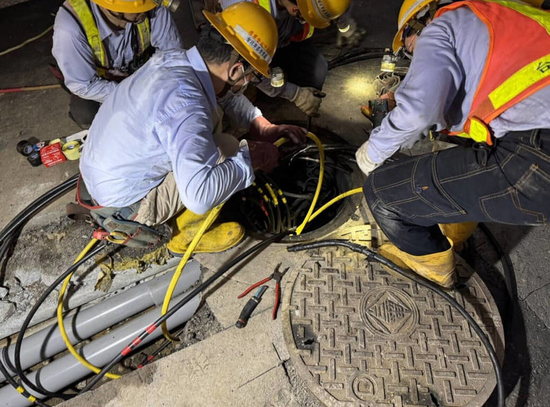 台電目前已針對雙北地區老舊線路提出更新規劃方案，預計至116年底前，更新約1萬2000具老舊配電變壓器和約80多公里的老舊地下電纜及架空線路。圖為低壓線路燒損，台電人員進行搶修。（台電提供）中央社記者謝怡璇傳真 115年7月28日