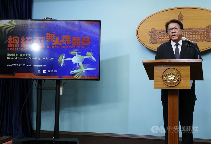 立法院聯席會議審查無人載具特別條例草案，保留送黨團協商，外界質疑是否影響台灣無人機發展。總統府秘書長潘孟安28日受訪時說，尊重國會自主，也希望能高抬貴手，讓產業界期盼的甘霖盡快降下。中央社記者郭日曉攝  115年7月28日