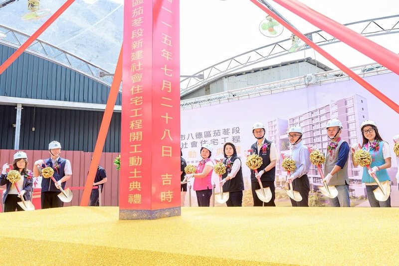 桃園市八德區茄苳段新建社宅工程28日開工動土，桃園市長張善政（右4）出席執鏟，期許工程如期如質完工。（桃園市政府提供）中央社記者葉臻傳真　115年7月28日