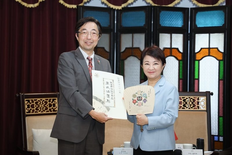 日本熊本縣28日發生強震，適逢熊本縣知事木村敬（左）到訪台中市政府，由市長盧秀燕（右）接待，兩人在會中互贈禮物，盧秀燕在得知地震後，也向木村敬表達關心及慰問。（台中市政府提供）中央社記者郝雪卿傳真  115年7月28日