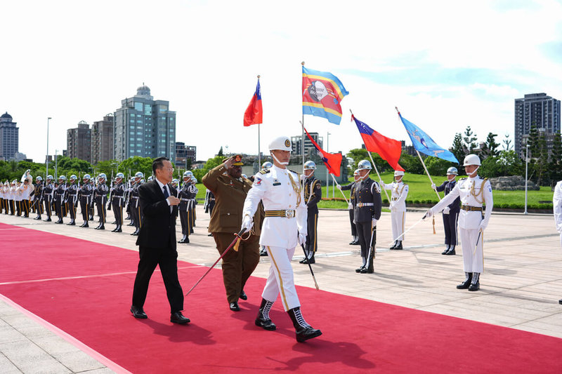 國防部長顧立雄（後左）28日以軍禮迎接史瓦帝尼王國國防軍司令法庫茲（後右）上將。（國防部提供）中央社記者吳書緯傳真　115年7月28日