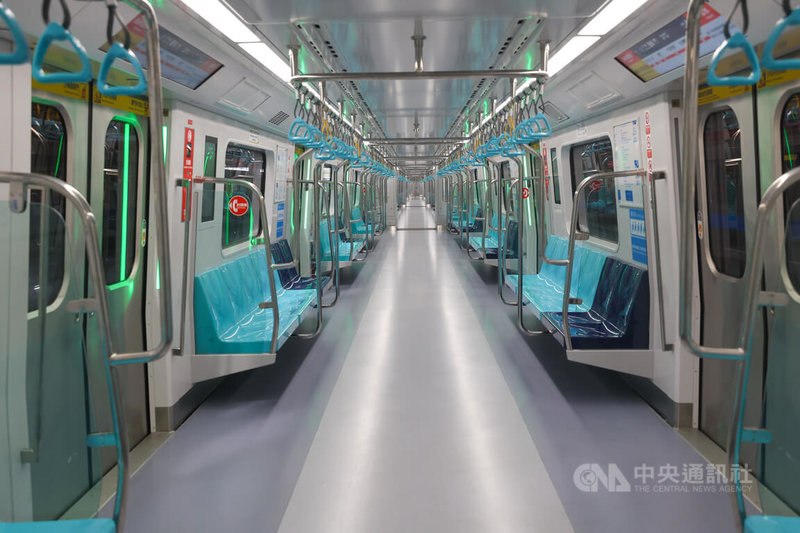 台北捷運新列車發表記者會，28日下午在捷運北投機廠舉行，新車廂全面採用一字型座椅，以提供寬敞動線。中央社記者吳家昇攝 115年7月28日