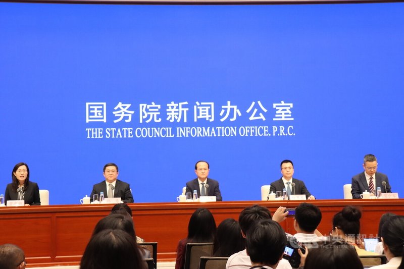 產能過剩問題已經使得中國與歐美等國產生貿易摩擦。中國國務院新聞辦公室28日舉行新聞發佈會，由商務部副部長鄢東（左3）介紹「產能過剩」問題中方立場有關情況。中央社記者張淑伶北京攝　115年7月28日
