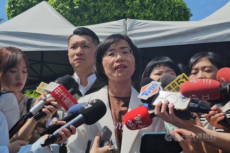 民進黨新北市長參選人蘇巧慧（前中）28日就對手李四川所提樹林鐵路地下化政見表示，希望候選人提政見要負責任一點，不要想丟給中央來解決。中央社記者王鴻國攝　115年7月28日