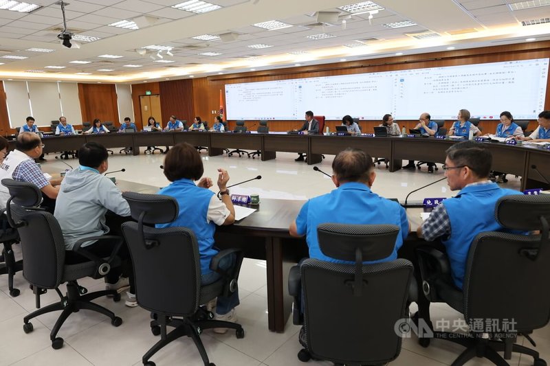 因應物價上漲，苗栗縣政府28日召開縣務會議，拍板提高社區照顧關懷據點餐費補助方案，9月起由現行每月新台幣7000元加碼到1萬元，並鼓勵鄉鎮市公所視財源再補助2000元以上。中央社記者管瑞平攝　115年7月28日