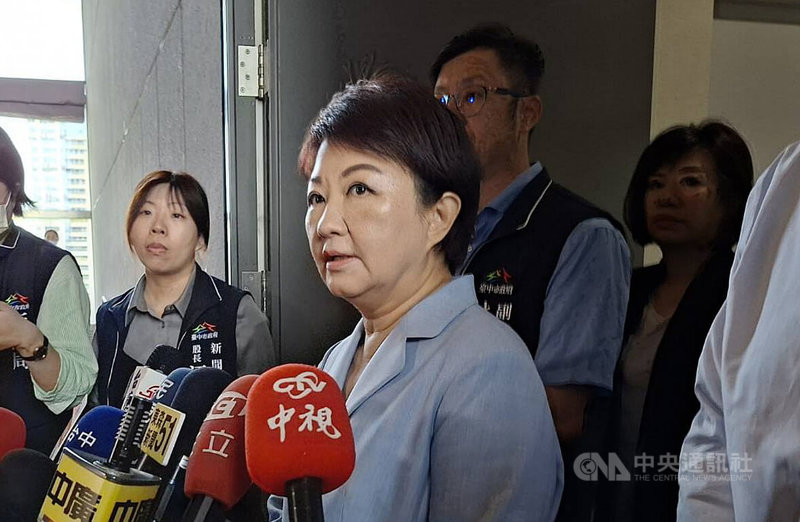 台中市長盧秀燕（前中）28日受訪表示，倒閣是立法院職權，她認為可討論。中央社記者趙麗妍攝　115年7月28日