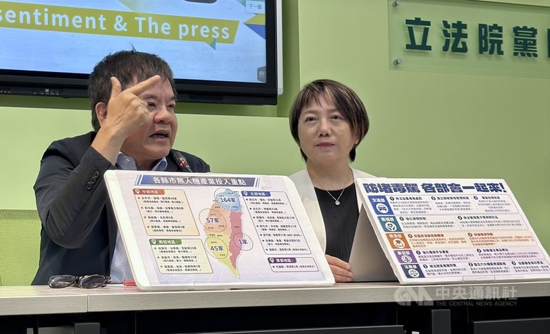 民進黨立法院黨團28日舉行輿情回應記者會，幹事長莊瑞雄（左）、書記長范雲（右）出席，回應無人機產業、毒駕防範及倒閣等議題。中央社記者王飛華攝　115年7月28日