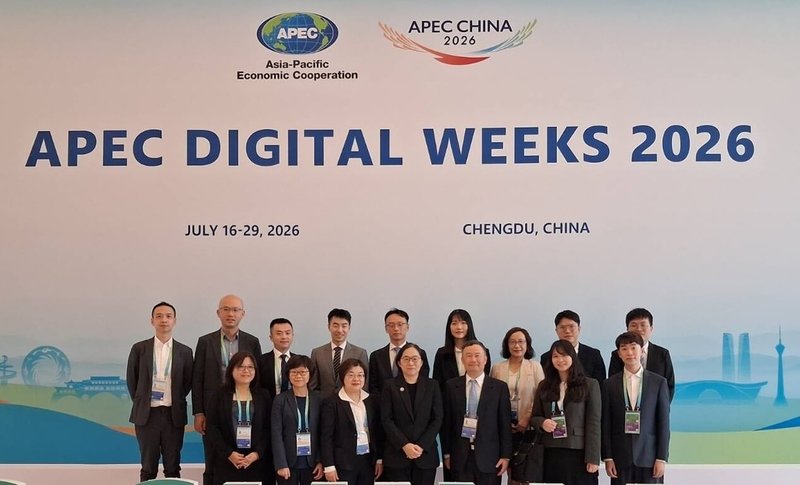 數發部次長侯宜秀（前左4）7月23日至26日率團出席在中國成都舉行的「亞太經濟合作」（APEC）數位及人工智慧部長會議，分享台灣於數位與AI基礎建設、人才培育與開放資料等領域的政策成果。（數發部提供）中央社記者趙敏雅傳真　115年7月28日