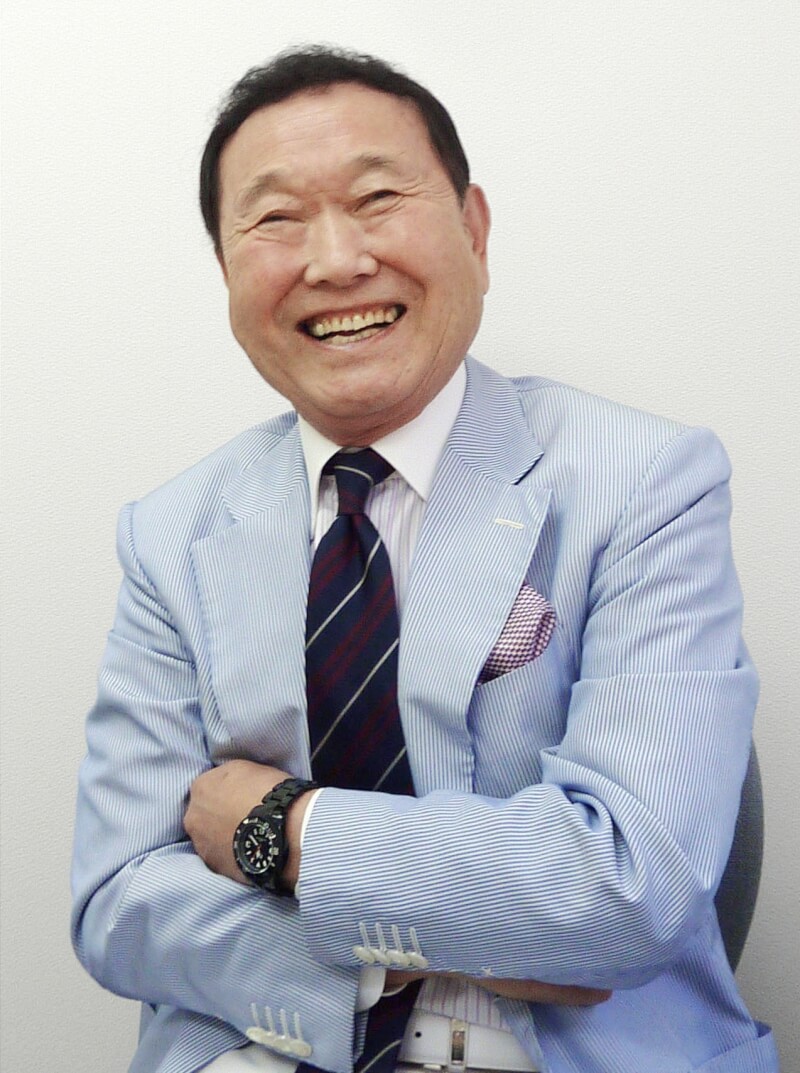 日本職棒中日龍隊前王牌投手板東英二病逝。圖為2015年板東英二面露笑容回憶當年戰績。（共同社）