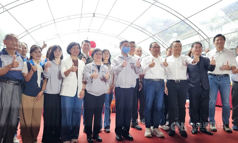 新北市「105市道改善蜿蜒路段新闢道路工程」28日舉行開工動土典禮，行政院長卓榮泰（右5）、內政部長劉世芳（左5）、新北市長侯友宜（右4）及民進黨立委蘇巧慧（左4）、國民黨立委洪孟楷（右3）等人出席。中央社記者王鴻國攝 115年7月28日