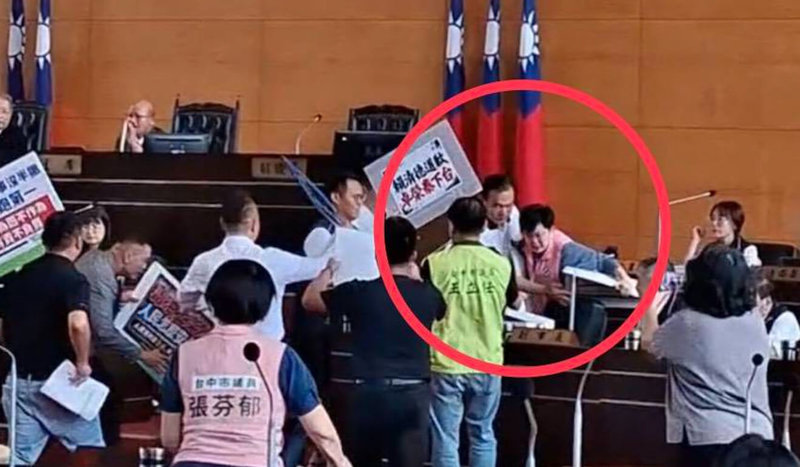 民主進步黨籍台中市議員陳俞融指27日在台中市議會議場，遭2名議員推擠、肘擊涉性騷擾。（陳俞融提供）中央社記者趙麗妍傳真 115年7月28日