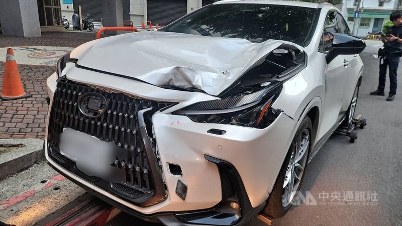 台北市中山區28日發生一起死亡車禍，江姓女子案發時正穿越中央分隔島過馬路，突遭無照駕駛的顏姓男子撞上，江女經緊急送醫仍不治，圖為肇事車輛。（翻攝照片）中央社記者黃麗芸傳真　115年7月28日