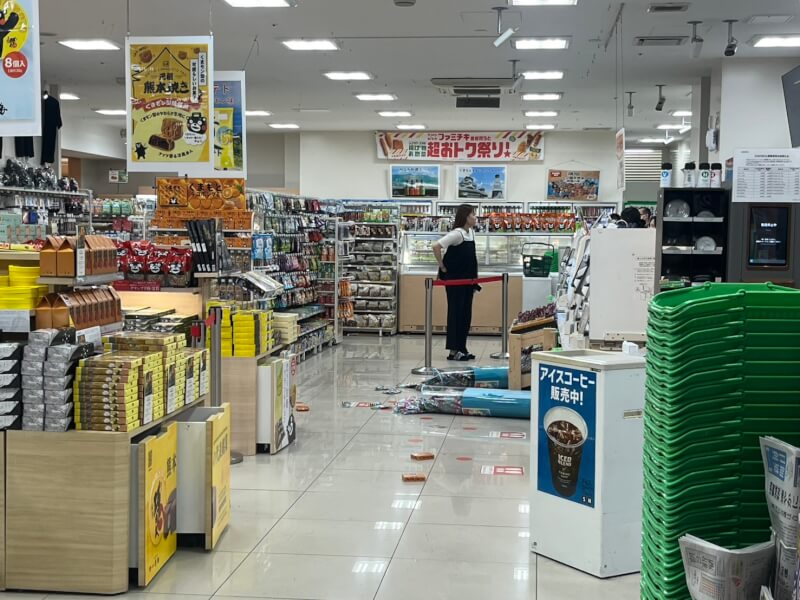 日本熊本縣28日下午4時27分左右發生規模7.1強震，最大震度7，超市的物品散落一地，也有不少超市提早打烊清理。（讀者提供）中央社記者戴雅真東京傳真　115年7月28日