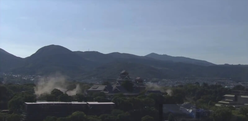 圖為日本熊本城於28日地震發生時的直播畫面。（圖取自熊本 KAB ONLINE網頁youtube.com/）
