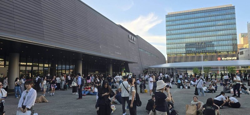 日本熊本縣28日下午發生規模7.1強震，衝擊九州交通，JR列車一時全面停駛，熊本站外聚集大量等待民眾。（讀者提供）中央社記者戴雅真東京傳真　115年7月28日
