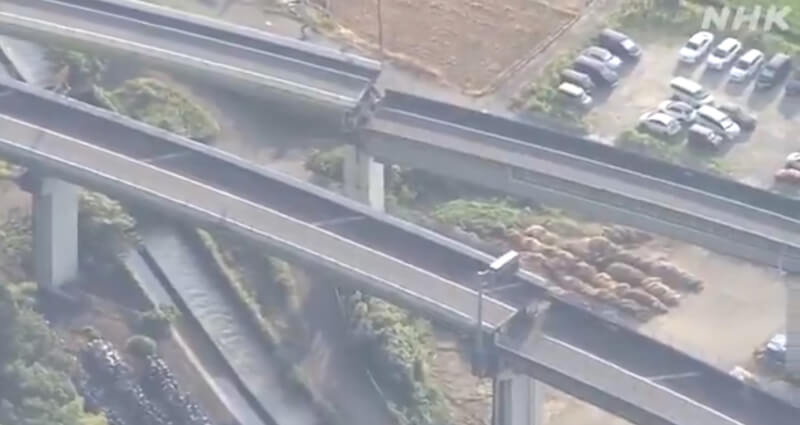日本熊本28日下午發生地震，九州高速公路八代交流道高架路段的道路銜接處出現落差。（圖取自x.com/nhk_news）