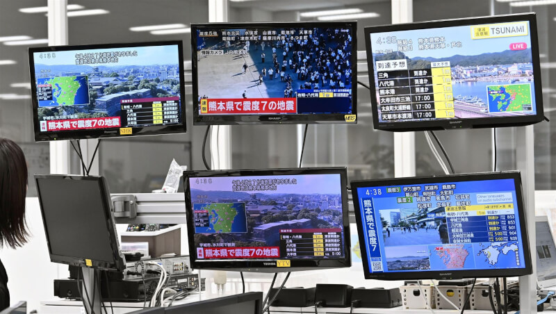 日本熊本縣28日下午4時27分左右發生規模7.1強震，最大震度7。日本各大電視台紛紛播報地震新聞資訊。（共同社）