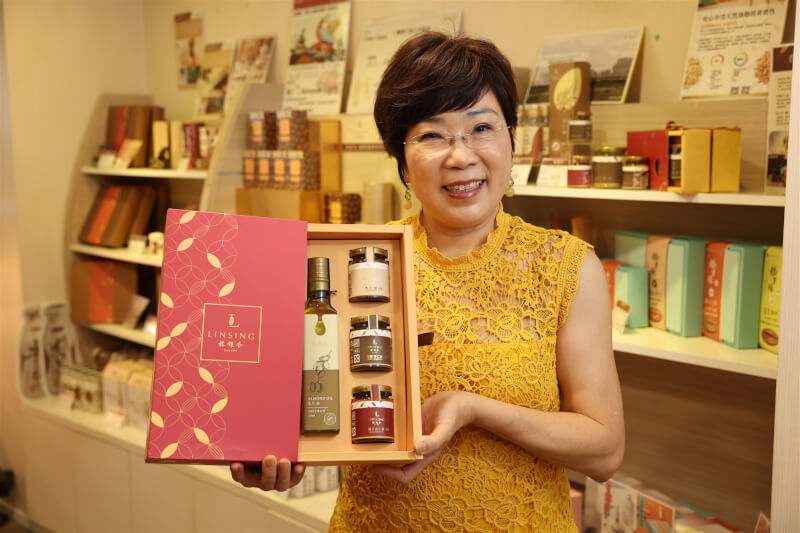 林銀杏將中醫食養智慧結合現代食品科技，帶領品牌走向國際，讓世界看見台灣植物健康品牌的實力。