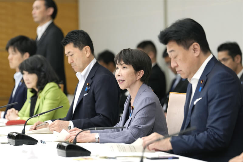 日本熊本縣28日發生規模7.1強震，首相高市早苗（中）召集「非常災害對策本部」會議。（共同社）
