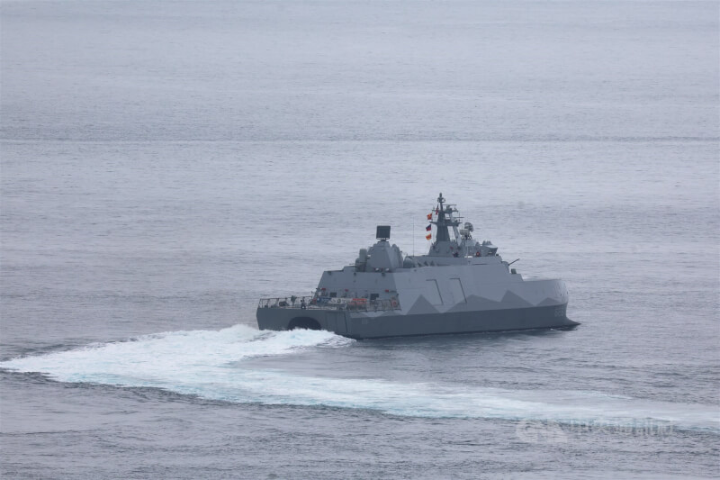 2025年「漢光41號演習」，海軍沱江級巡邏艦萬江艦（PGG-626）駛出基隆港朝北方海域航行，艦上海蜂眼雷達全程轉動運作。（中央社檔案照片）