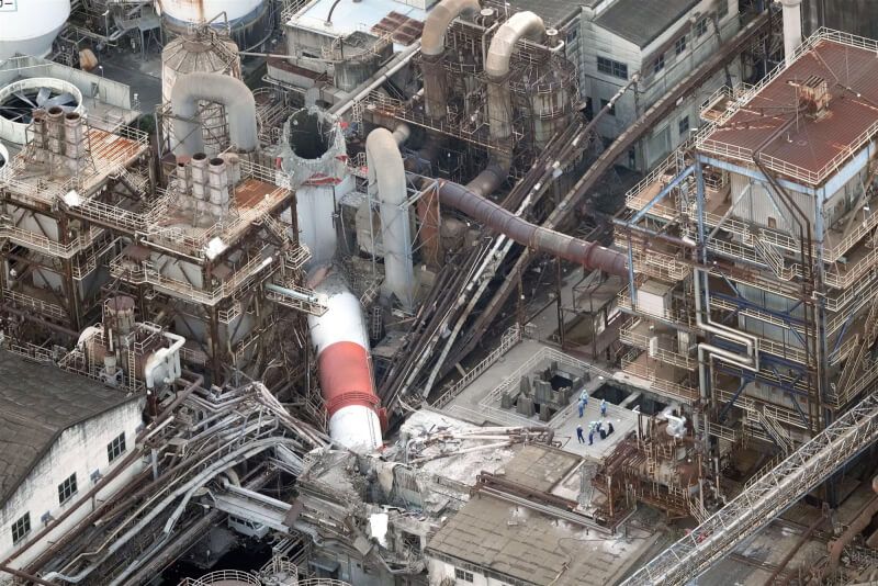 日本製紙的八代工廠煙囪28日因地震折斷倒塌。（共同社）