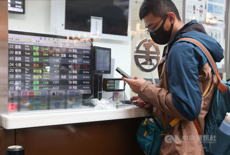 圖為台北車站台鐵售票窗口買票民眾。（中央社檔案照片）