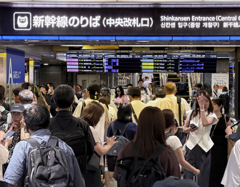九州新幹線28日下午因熊本地震暫停行駛，圖為福岡博多車站擠滿乘客。（共同社）