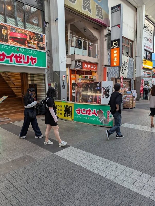 日本熊本縣28日下午4時27分左右發生規模7.1強震，最大震度7，熊本市內震感強烈，街上有店家招牌被震落。（讀者提供）中央社記者戴雅真東京傳真　115年7月28日