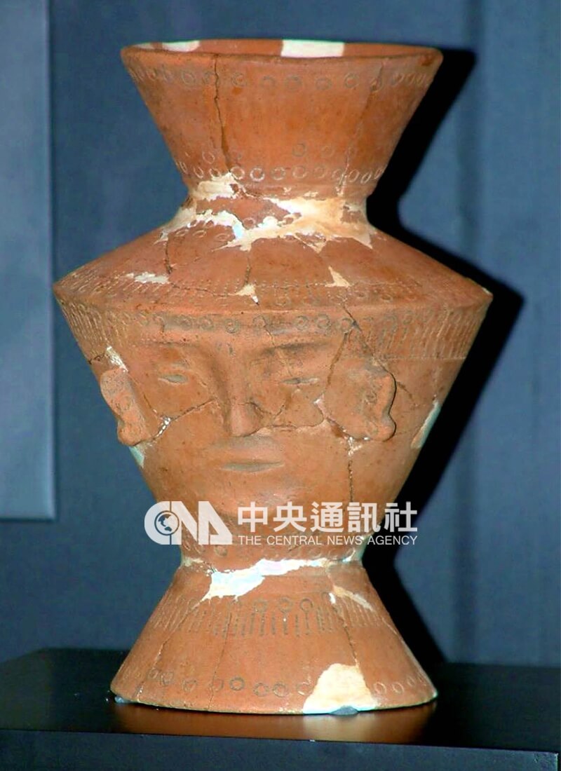 十三行博物館舉行開館前記者會，鎮館之寶「人面陶罐」正式亮相。中央社記者黃旭昇北縣傳真 92年4月21日