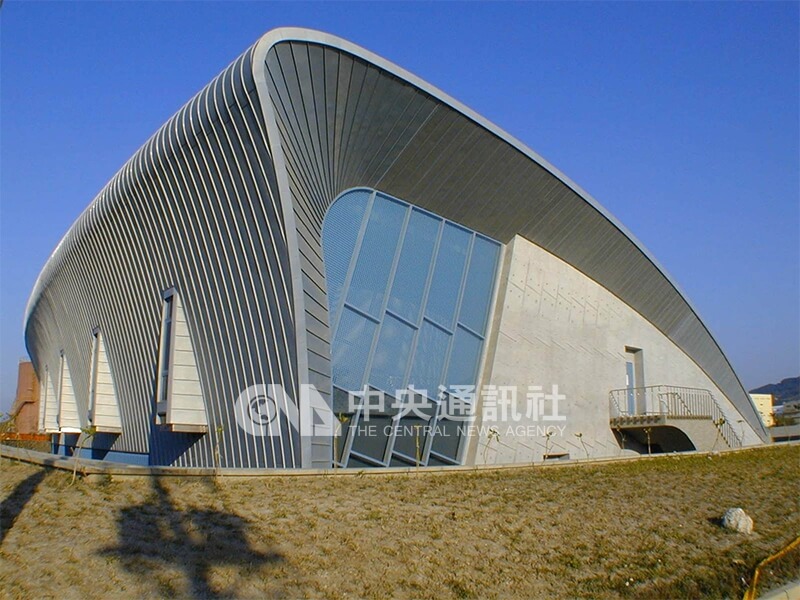 由建築師孫德鴻設計的十三行博物館，斜緩的屋頂象徵十三行人生存環境的沙丘或海中凸起的鯨背，曾獲2002台灣建築獎。中央社記者黃旭昇北縣傳真 92年3月24日