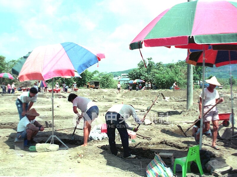 十三行遺址開挖現場。中央社記者彭巍巍攝　80年7月28日