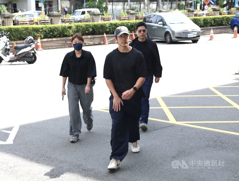 藝人修杰楷（前中）涉閃兵案，29日一身深色系裝扮，快步走進新北地方法院，出席準備程序庭。中央社記者張新偉攝　115年7月29日