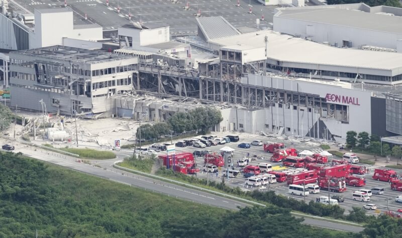 日本熊本強震造成AEON熊本購物中心爆炸坍塌，傳出人員受困，29日搜救工作持續進行。（共同社）