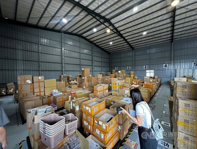刑事局網路巡邏發現有多名業者販售仿冒寶可夢及三麗鷗等商品，日前循線前往北中南多處業者據點搜索調查，共帶回12人、查扣7萬餘件商品。（翻攝照片）中央社記者蘇木春傳真　115年7月29日