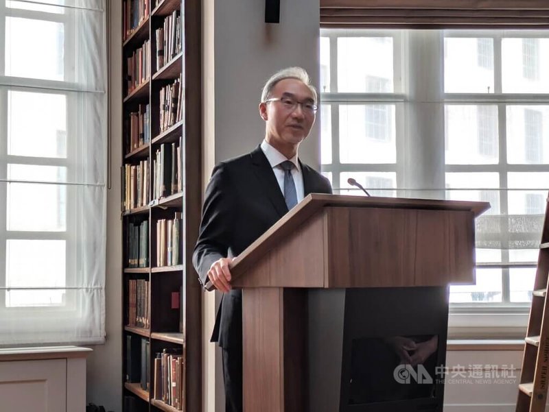 英國智庫「皇家聯合軍事研究所」27日晚間在倫敦舉行美國攝影記者舒爾曼的台灣影像紀錄作品分享會，駐英國代表姚金祥出席致詞提到，台灣致力建構全社會防衛韌性，以保衛既有自由民主生活方式。中央社記者陳韻聿倫敦攝　115年7月29日
