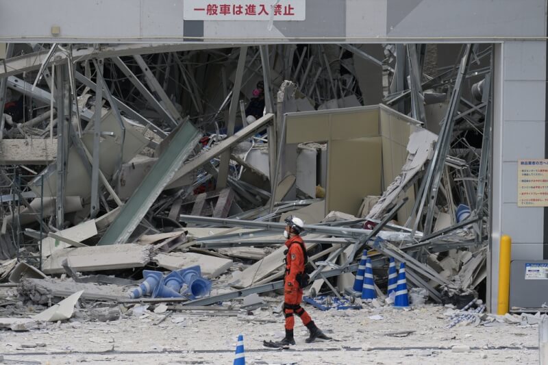 日本「永旺夢樂城熊本」在28日地震後發生爆炸，死亡人數已增至4人。（美聯社）