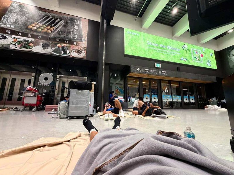 日本熊本縣28日發生規模7.1強震，台灣田徑潛優代表隊正好在機場經歷到這一切，最後滯留機場打地鋪，等待航班恢復營運；隨隊教練陳鴻傑29日說：「小朋友們確實有受到些驚嚇，幸好大家都平安無事」。（陳鴻傑提供）中央社記者黎建忠傳真　115年7月29日