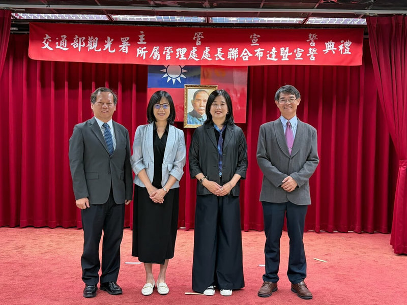 觀光署人事異動，主任秘書由旅行業組長湯文琦（左2）接任，旅行業組組長則由旅遊服務中心主任劉士銘（左）陞任，29日舉行布達宣誓典禮。（觀光署提供）中央社記者余曉涵傳真　115年7月29日