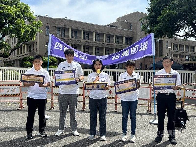 由時代力量、小民參政歐巴桑聯盟、台灣基進、台灣綠黨組成的台灣前進陣線29日舉行記者會質疑高鐵延伸宜蘭無法解決國道5號壅塞問題，同時遞交陳情書要求行政院說明高鐵延伸宜蘭的相關細節。中央社記者賴于榛攝　115年7月29日