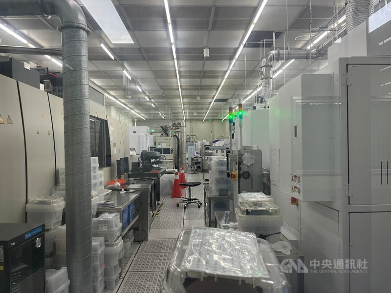 位於新竹科學園區的台灣半導體研究中心,設有近3000平方公尺、24小時運作的無塵室,共有黃光室、蝕刻區、矽鍺磊晶區及前後段化學機械研磨區,如同一座小型晶圓廠。中央社記者趙敏雅攝 115年7月29日