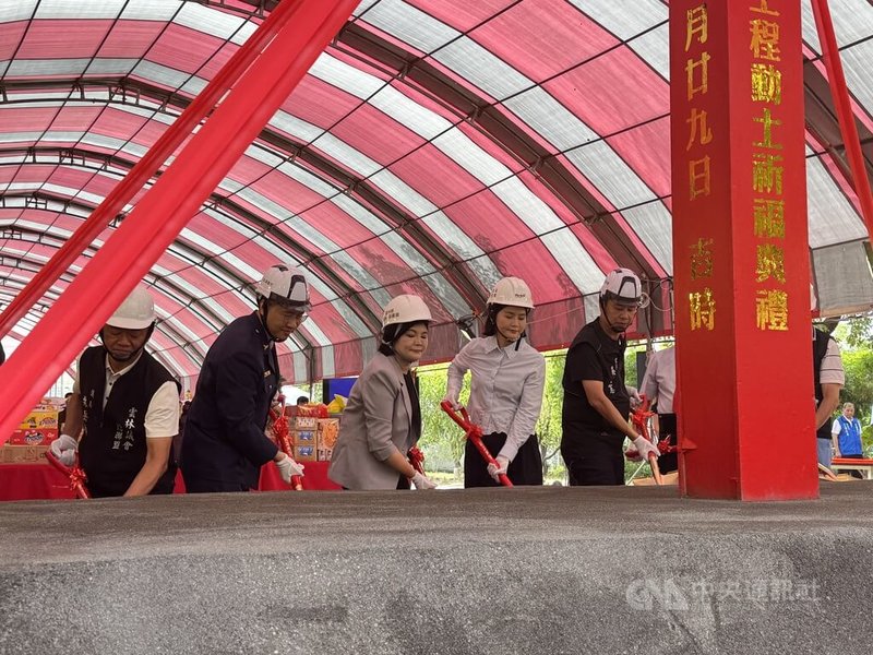 雲林縣警察局迄今已逾30年，部分廳舍空間不足、遇強降雨易淹水等問題，縣府編列6634萬元，改善排水系統、建物頂樓防水等。雲林縣長張麗善（中）29日主持動土，盼打造更安全、完善及現代化的辦公環境。中央社記者姜宜菁攝　115年7月29日