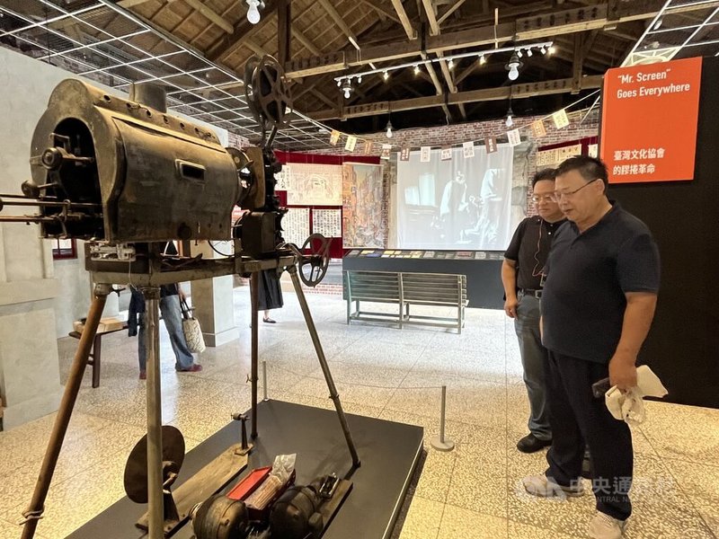 台北市立文獻館策畫「魔幻時光：日治時期台灣電影娛樂文化展」29日開展，有逾150件文物在6大展區呈現，包含館藏「第一劇場」的古董級電影放映機。中央社記者楊淑閔攝　115年7月29日