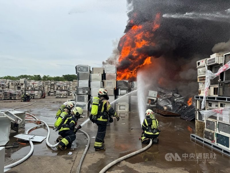 桃園市中壢區一處戶外資源回收場29日發生火警，現場廢棄家電燃燒，熊熊烈火直竄天際，消防獲報趕赴現場灌救中。（翻攝照片）中央社記者葉臻傳真　115年7月29日