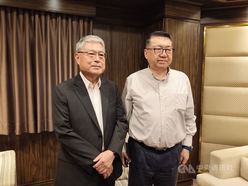 南僑29日舉辦媒體交流會，說明近期油品事件，南僑總裁李勘文（左）與南僑董事長陳正文（右）共同出席。中央社記者何秀玲攝　115年7月29日