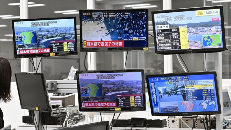 日本熊本28日下午發生強烈地震，各大電視台隨即展開即時報導。（共同社）