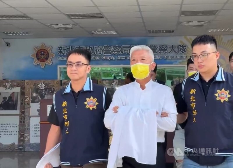 徵信龍頭國華、一統徵信涉非法跟監、賣個資，新北檢發動搜索並拘提國華徵信總裁趙維君（中）等10人，28日移送新北地檢署複訊。（翻攝照片）中央社記者曹亞沿傳真　115年7月29日