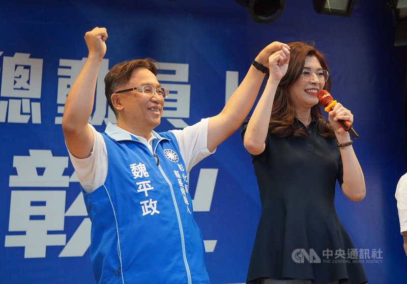 國民黨彰化縣長參選人魏平政（左）指出將推動全縣幼兒園至國中學雜費全額補助政策，競總29日進一步說明是指全面補助家長現行繳交的代收代辦費，包含家長會費、團保費及教科書費等。圖為國民黨主席鄭麗文（右）28日為魏平政站台情形。中央社記者吳哲豪彰化攝　115年7月29日