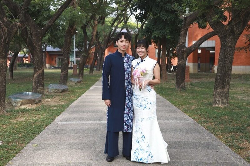 高雄市政府客家事務委員會主辦「2026高雄客家婚禮」，新人將換上融合客家元素與現代設計美學的藍衫禮服，透過禮俗感受「成家」的意義，即日起開放報名至9月10日止。（高雄市政府客家事務委員會提供）中央社記者張已亷傳真　115年7月29日